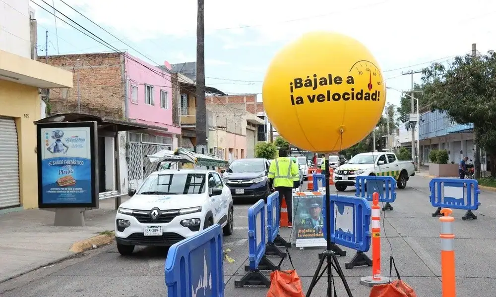 Señalamiento vial y cruce peatonal en avenida Juan de Dios Robledo, donde Guadalajara realizará una intervención de seguridad vial.