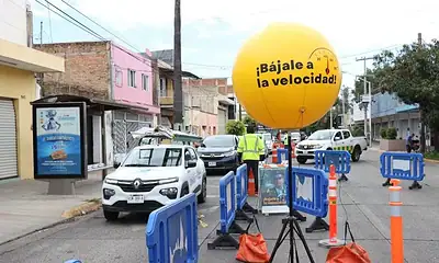 Señalamiento vial y cruce peatonal en avenida Juan de Dios Robledo, donde Guadalajara realizará una intervención de seguridad vial.