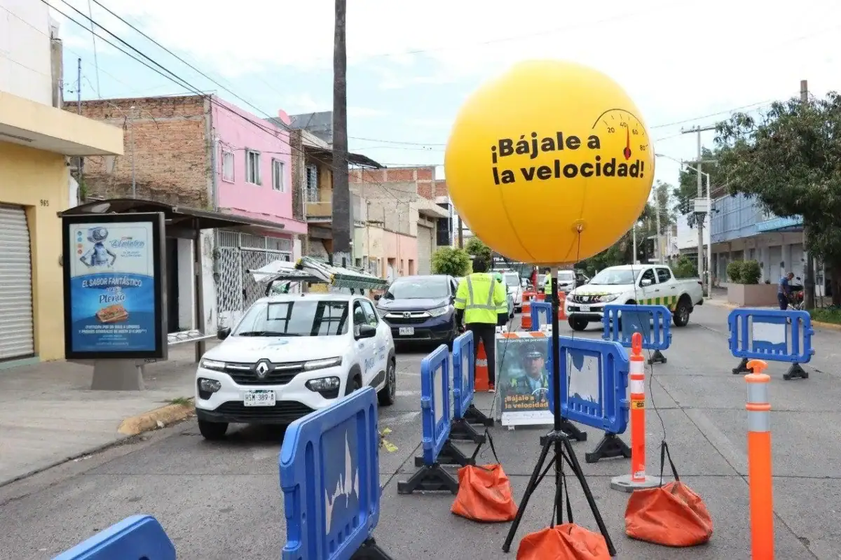 Señalamiento vial y cruce peatonal en avenida Juan de Dios Robledo, donde Guadalajara realizará una intervención de seguridad vial.