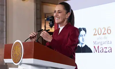 Claudia Sheinbaum firma decreto para fortalecer la transparencia del Gobierno de México.