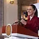 Claudia Sheinbaum firma decreto para fortalecer la transparencia del Gobierno de México.