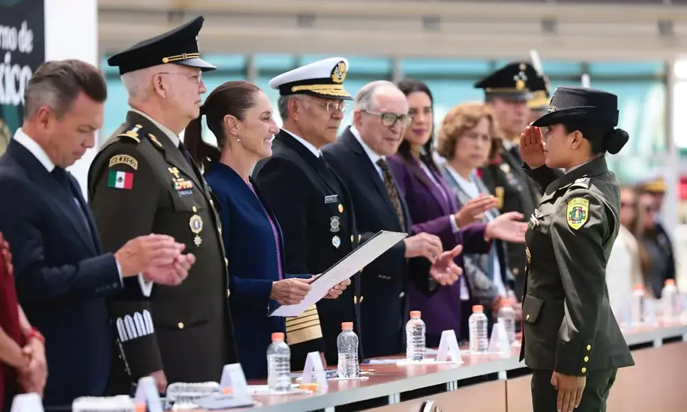Claudia Sheinbaum durante ceremonia militar en el Colegio del Aire de Zapopan
