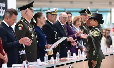 Claudia Sheinbaum durante ceremonia militar en el Colegio del Aire de Zapopan