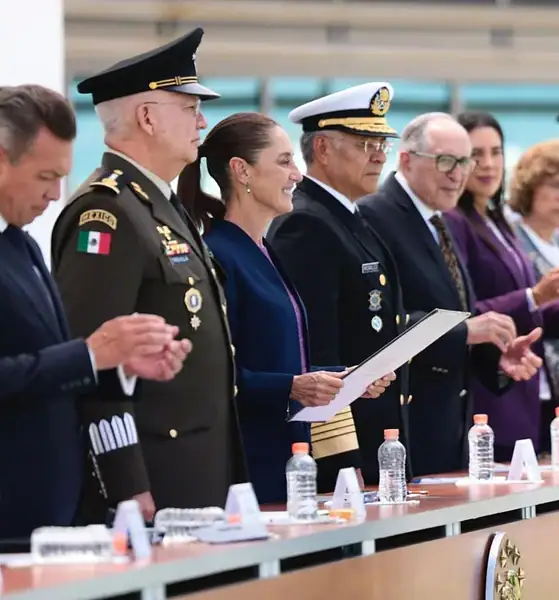 Claudia Sheinbaum durante ceremonia militar en el Colegio del Aire de Zapopan