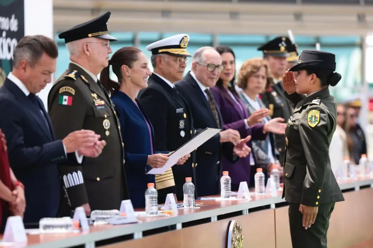 Claudia Sheinbaum durante ceremonia militar en el Colegio del Aire de Zapopan