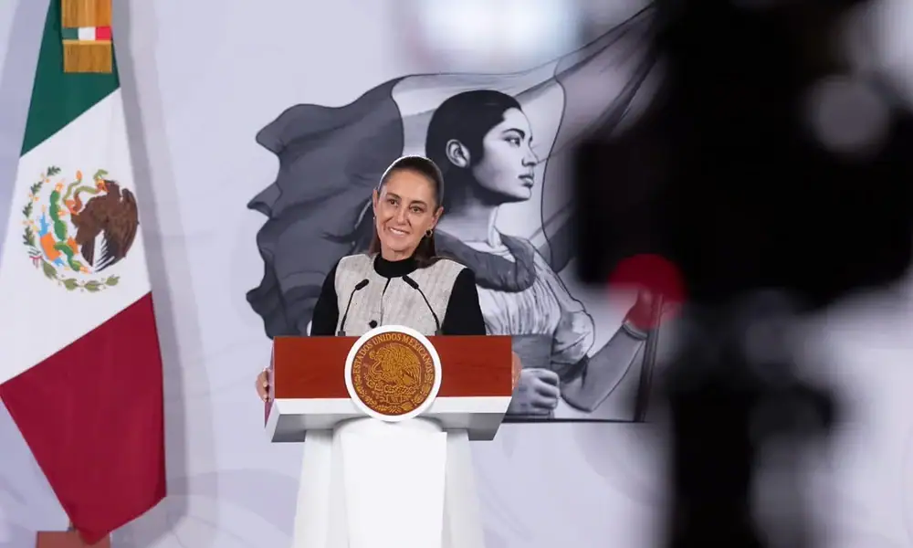 Claudia Sheinbaum presenta una propuesta para regular el uso de redes sociales y plataformas digitales en escuelas mexicanas.