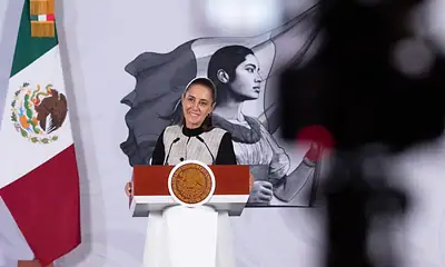 Claudia Sheinbaum presenta una propuesta para regular el uso de redes sociales y plataformas digitales en escuelas mexicanas.