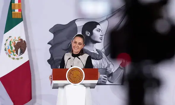Claudia Sheinbaum presenta una propuesta para regular el uso de redes sociales y plataformas digitales en escuelas mexicanas.