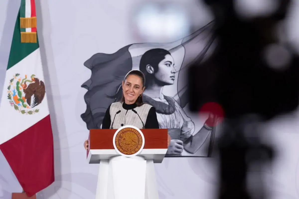 Claudia Sheinbaum presenta una propuesta para regular el uso de redes sociales y plataformas digitales en escuelas mexicanas.