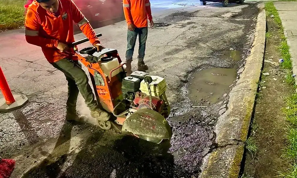 Cuadrillas de Tlajomulco reparan baches durante el temporal de lluvias como parte del programa Bacheando ando.