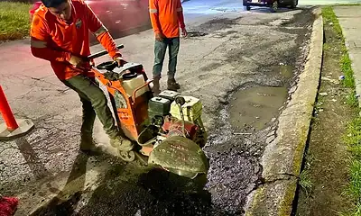 Cuadrillas de Tlajomulco reparan baches durante el temporal de lluvias como parte del programa Bacheando ando.