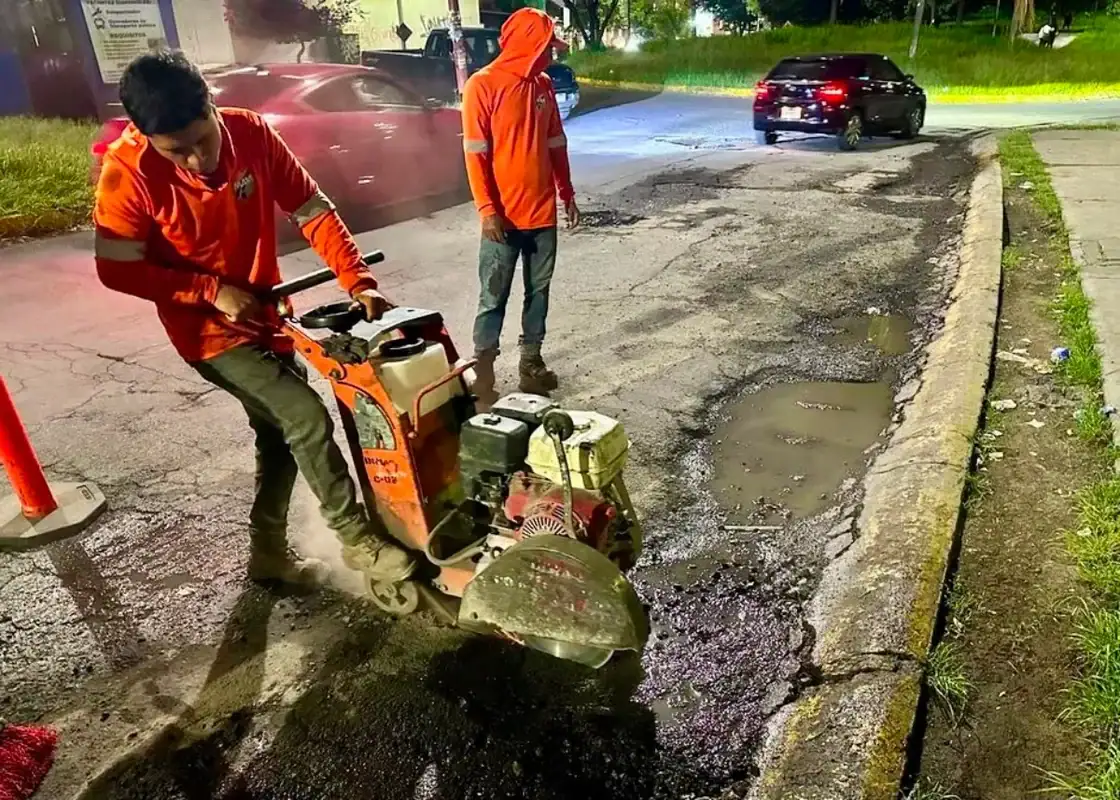 Cuadrillas de Tlajomulco reparan baches durante el temporal de lluvias como parte del programa Bacheando ando.
