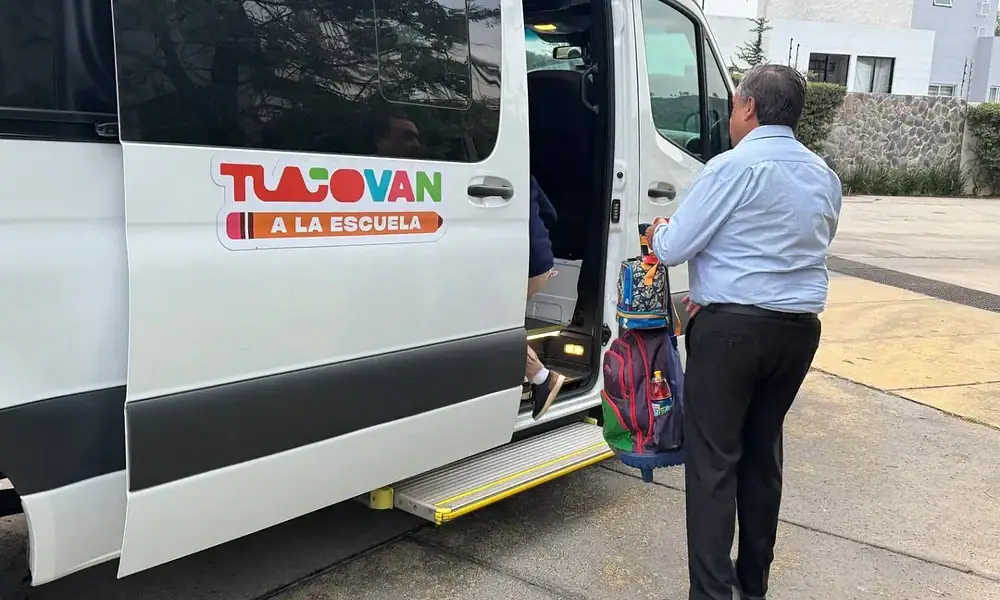 Unidad TlajoVan utilizada para trasladar estudiantes de Tlajomulco a sus escuelas.