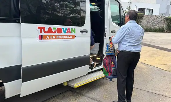Unidad TlajoVan utilizada para trasladar estudiantes de Tlajomulco a sus escuelas.
