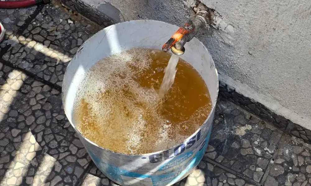 Inspección del suministro de agua en una vivienda de San Pedro Tlaquepaque.