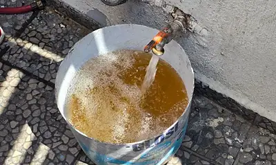 Inspección del suministro de agua en una vivienda de San Pedro Tlaquepaque.