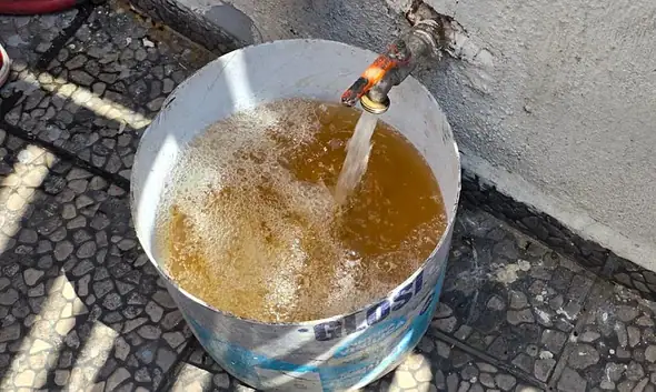 Inspección del suministro de agua en una vivienda de San Pedro Tlaquepaque.
