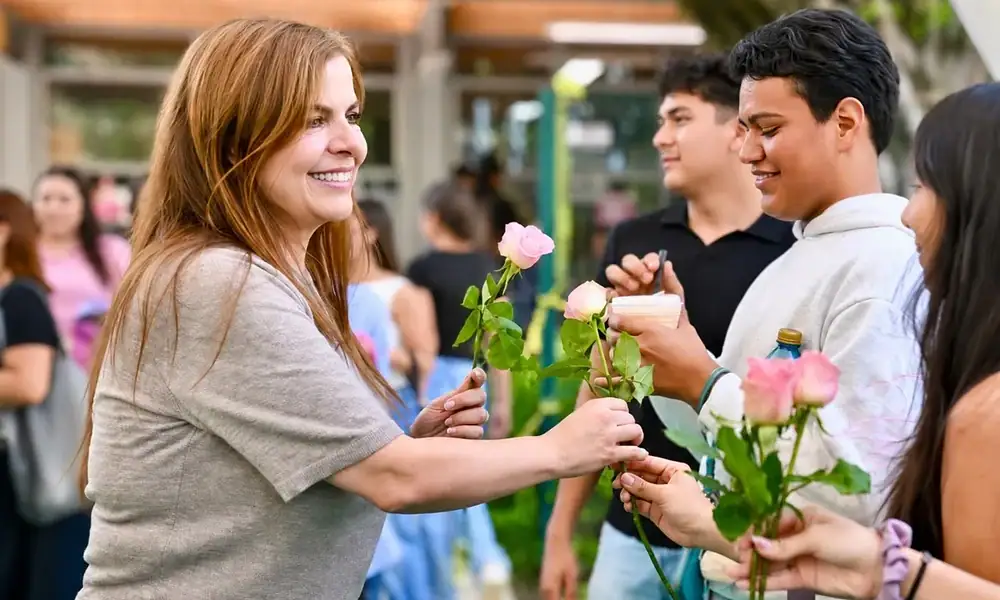 Karla Planter inaugura comedores para trabajadores de preparatorias de la Universidad de Guadalajara.