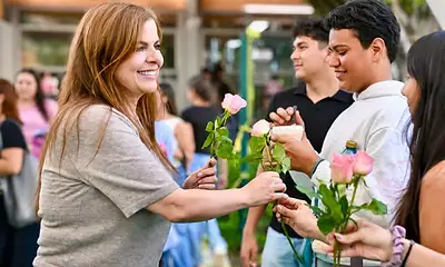 Karla Planter inaugura comedores para trabajadores de preparatorias de la Universidad de Guadalajara.