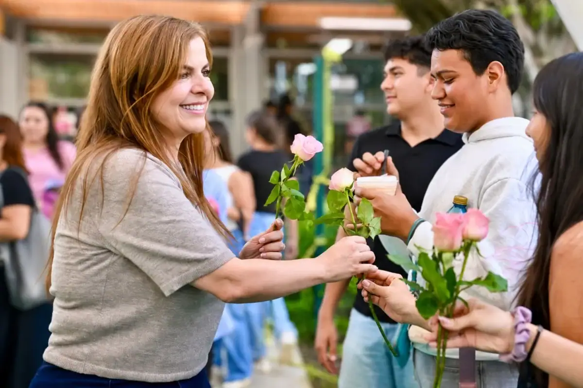 Karla Planter inaugura comedores para trabajadores de preparatorias de la Universidad de Guadalajara.