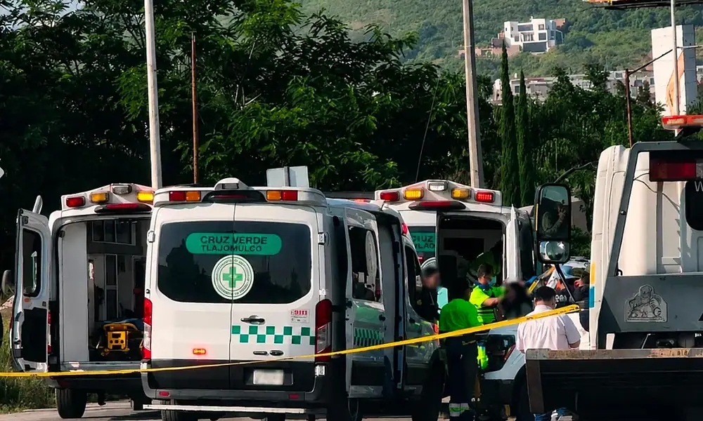 Camión Torton volcado después de un choque sobre la avenida Jesús Michel González, en Tlajomulco.