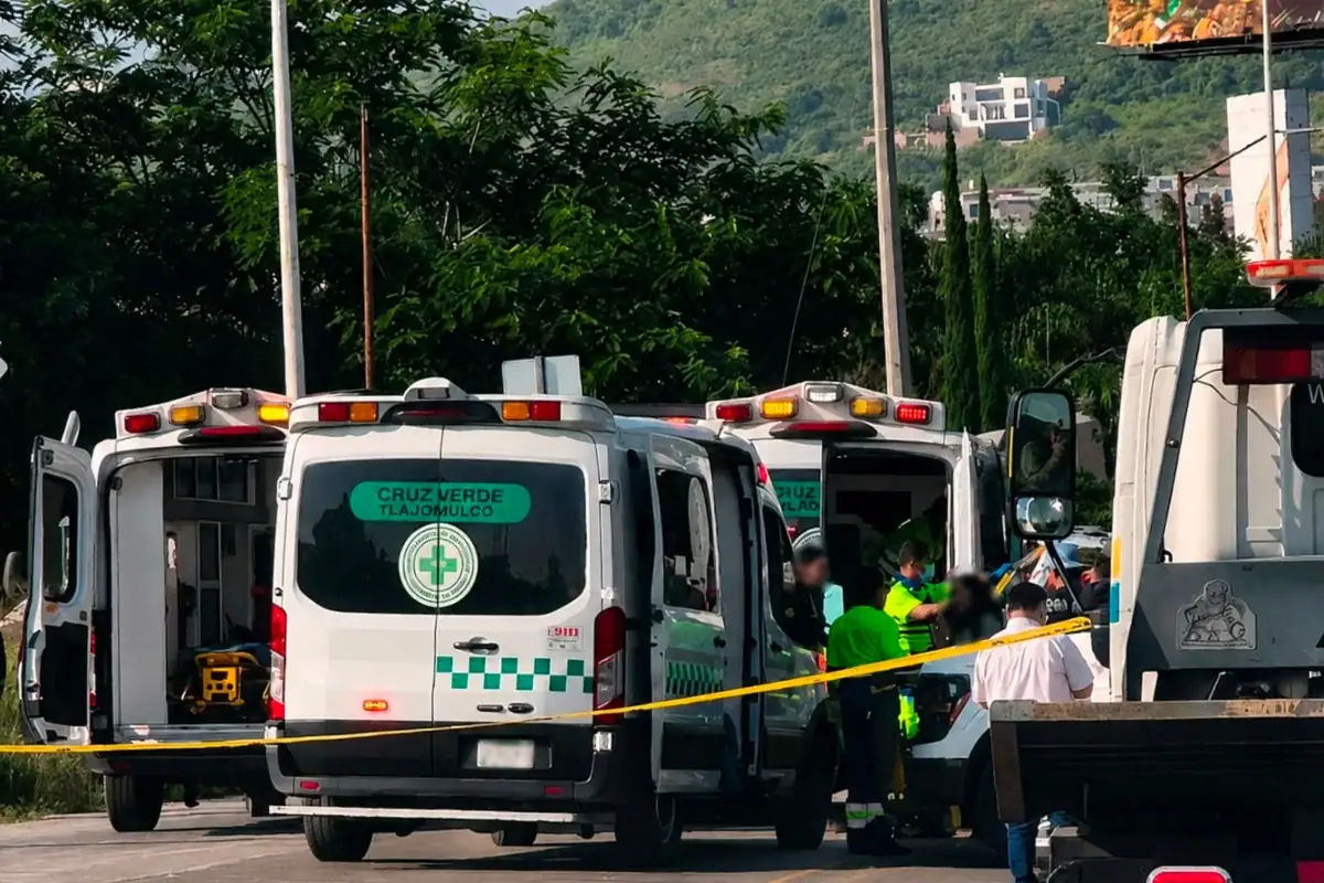 Camión Torton volcado después de un choque sobre la avenida Jesús Michel González, en Tlajomulco.