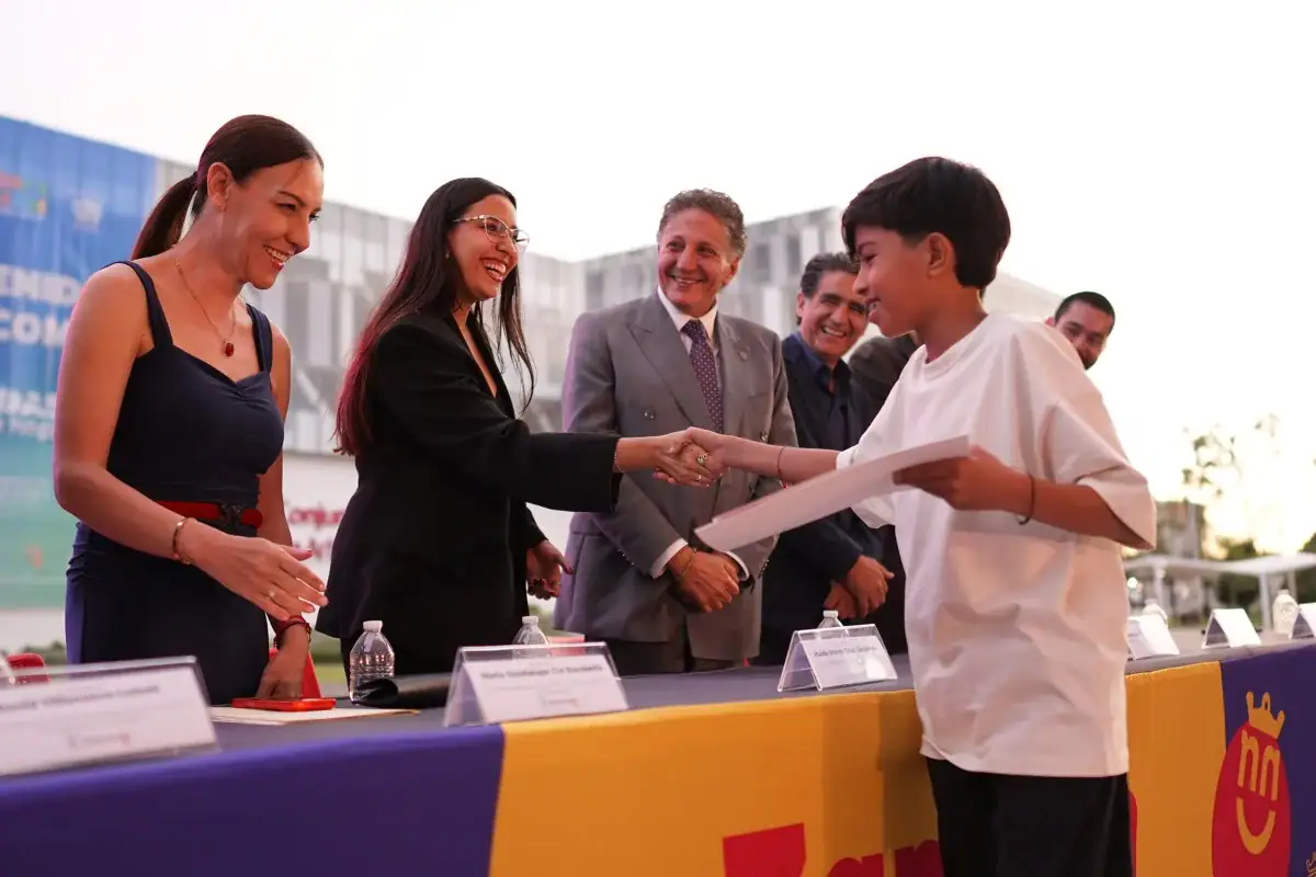 La octava generación de Zapopan Bilingüe comenzó con 886 participantes. El programa municipal acumula 8 mil 700 beneficiarios y avanza hacia una meta de 10 mil.