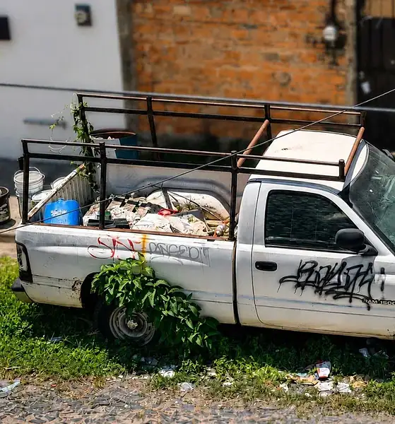 Retiro de vehículos abandonados en calles de Zapopan