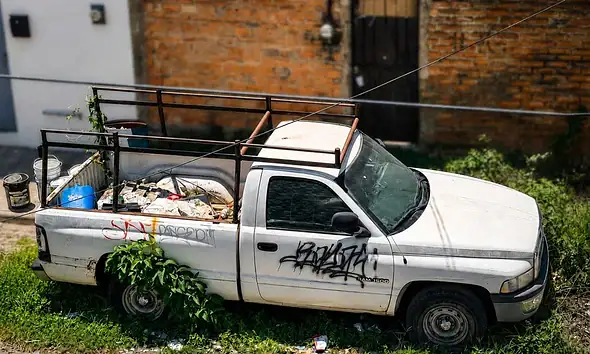 Retiro de vehículos abandonados en calles de Zapopan