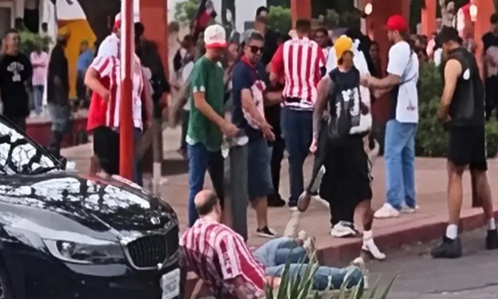 Aficionado de Chivas agredido en las inmediaciones del Parque Rojo de Guadalajara.