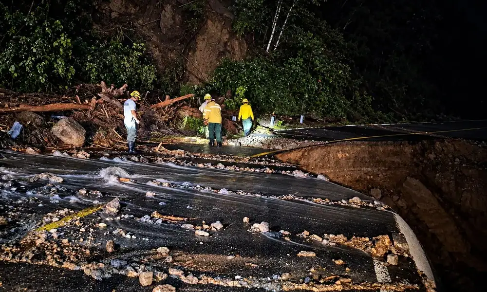 Arroyo arrasa viviendas en Talpa: dos menores mueren; buscan a dos adultos