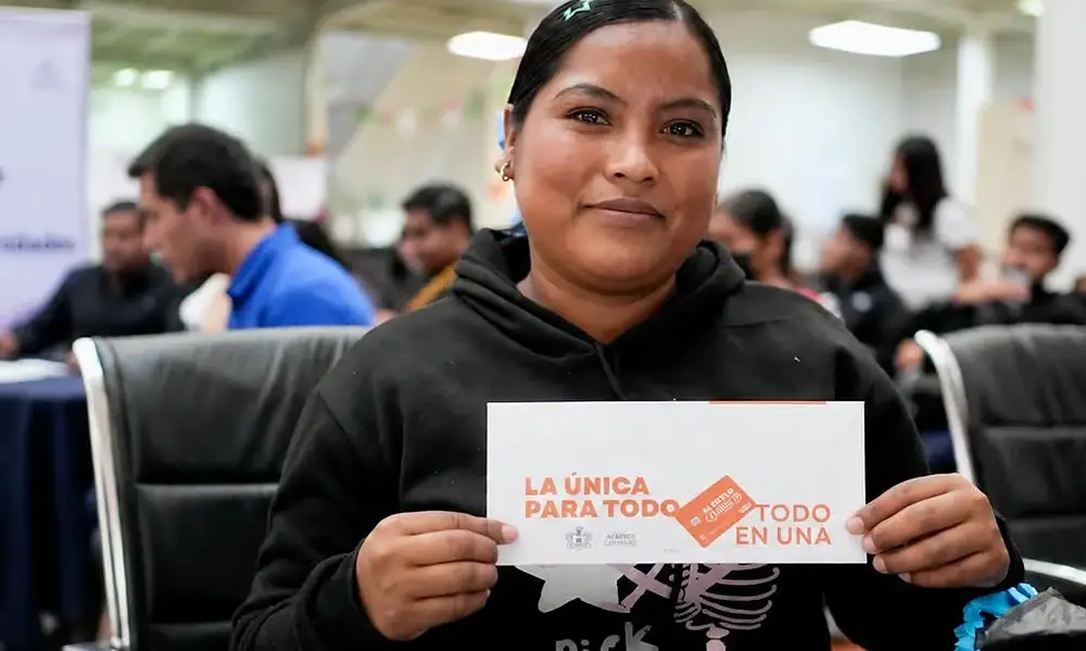 Jóvenes estudiantes reciben Becas al Estilo Jalisco