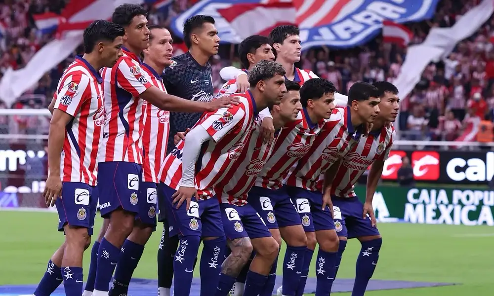 Jugadores de Chivas antes del partido contra Atlético de San Luis.