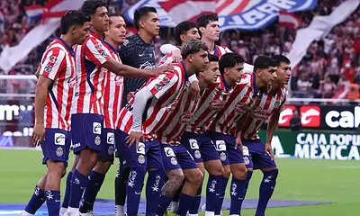 Jugadores de Chivas antes del partido contra Atlético de San Luis.