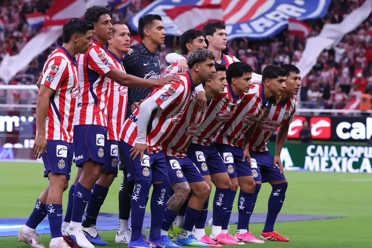 Jugadores de Chivas antes del partido contra Atlético de San Luis.