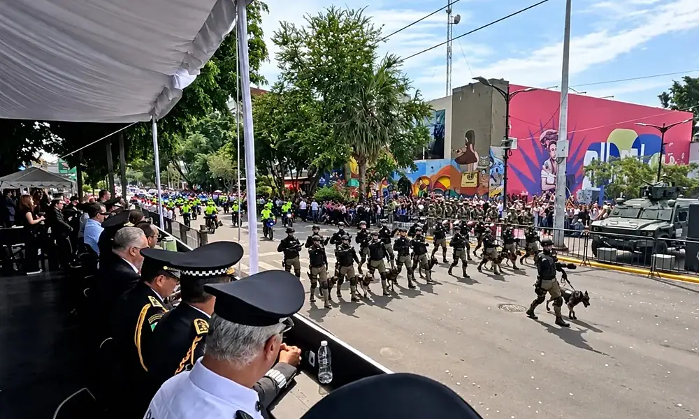 En el desfile participaron 2 mil 561 elementos a pie, 321 vehículos terrestres, dos aeronaves, 75 caninos y 75 charros montados.
