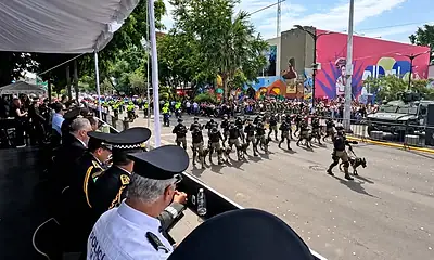 En el desfile participaron 2 mil 561 elementos a pie, 321 vehículos terrestres, dos aeronaves, 75 caninos y 75 charros montados.