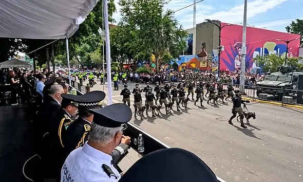 En el desfile participaron 2 mil 561 elementos a pie, 321 vehículos terrestres, dos aeronaves, 75 caninos y 75 charros montados.