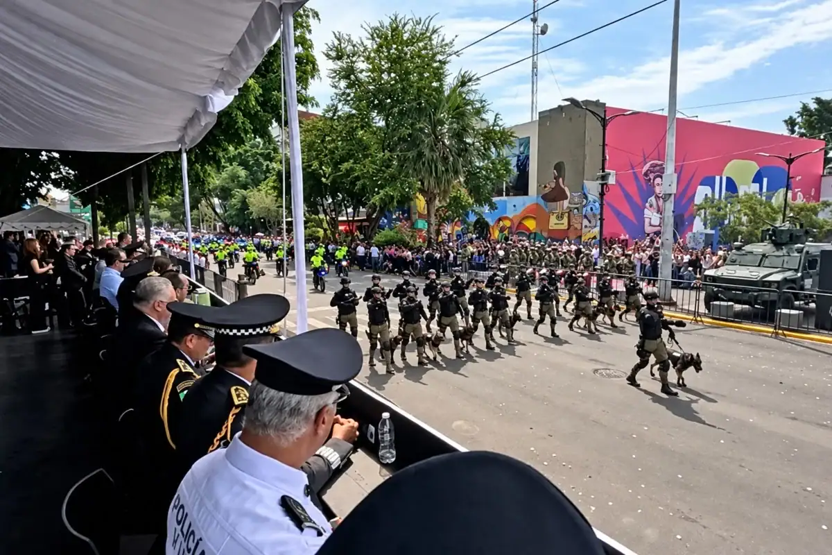 En el desfile participaron 2 mil 561 elementos a pie, 321 vehículos terrestres, dos aeronaves, 75 caninos y 75 charros montados.