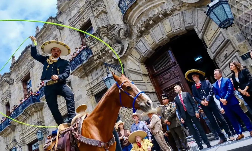 Charros y escaramuzas durante el desfile del Día del Charro en Guadalajara