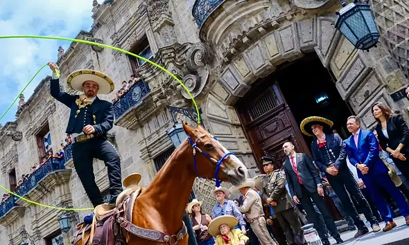 Charros y escaramuzas durante el desfile del Día del Charro en Guadalajara