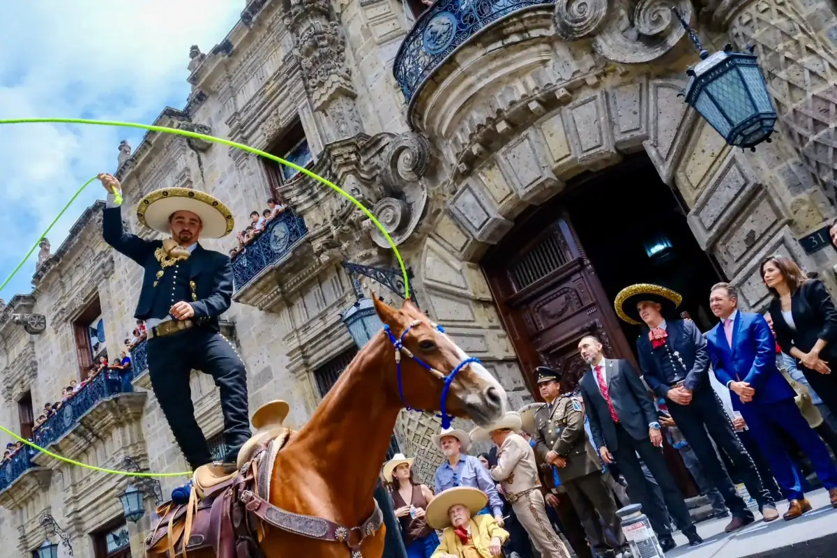 Charros y escaramuzas durante el desfile del Día del Charro en Guadalajara