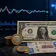 El dólar baja ligeramente este jueves y ronda 17.22 pesos, después del fuerte avance provocado por el aumento de tasas de la Fed.