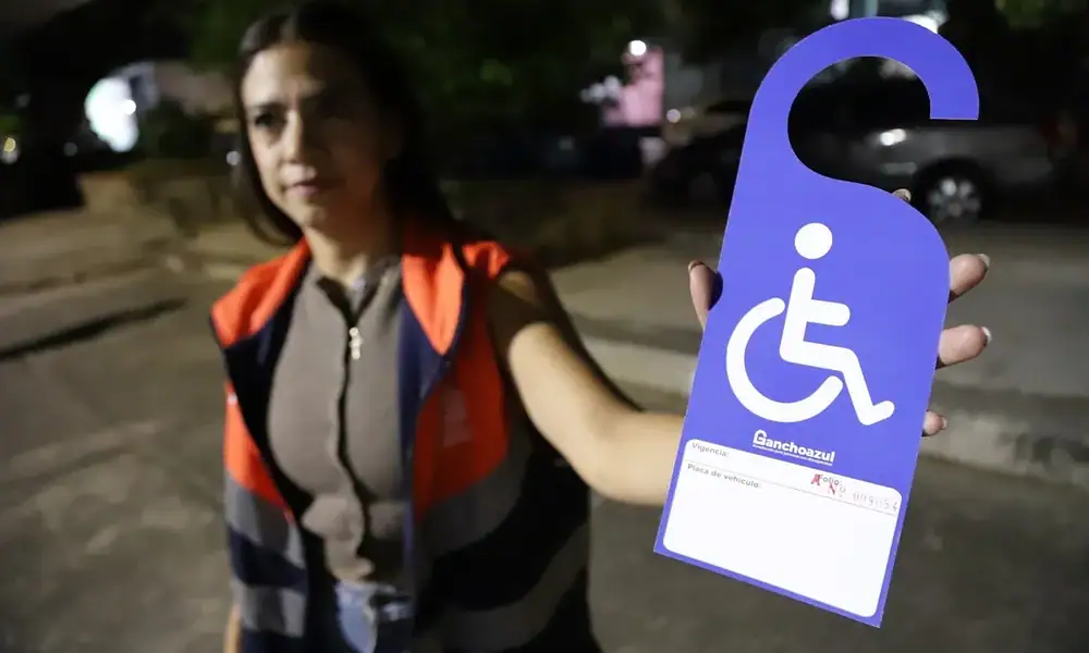Gancho azul para uso de cajones de estacionamiento exclusivos en Guadalajara