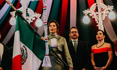 Vero Delgadillo durante el Grito de Independencia en la Glorieta Chapalita.