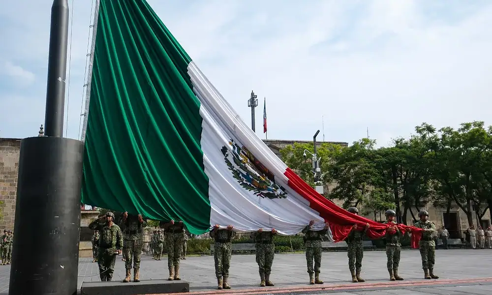 Izamiento de la Bandera Nacional en Plaza de la Liberación de Guadalajara.