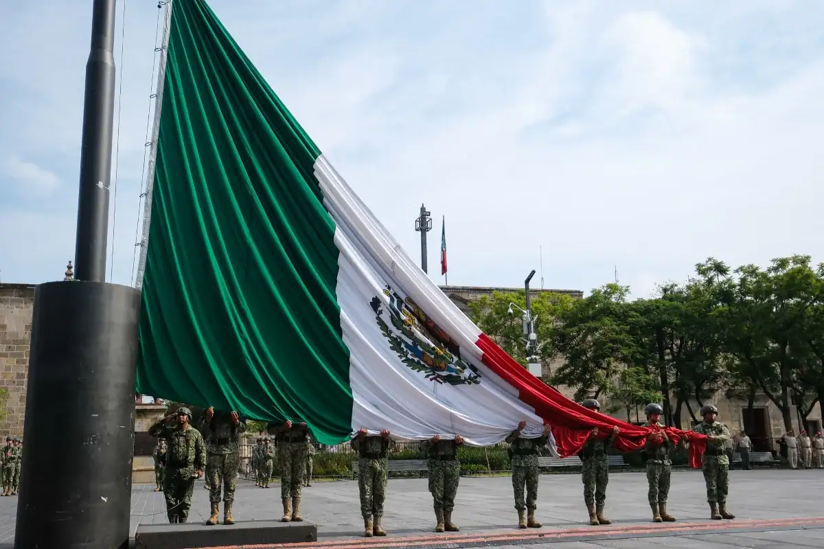 Izamiento de la Bandera Nacional en Plaza de la Liberación de Guadalajara.