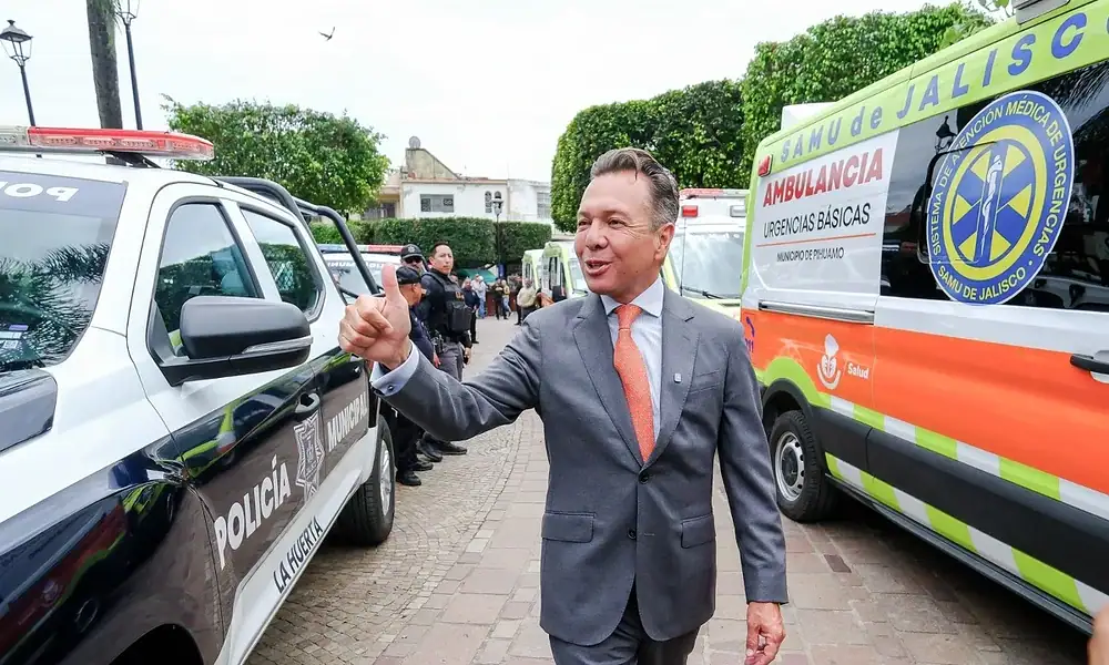El Gobierno de Jalisco entregó 19 patrullas a 13 municipios de las regiones Sur, Sureste, Lagunas y Costa Sur, además de 12 ambulancias destinadas a localidades de la Región Sur.