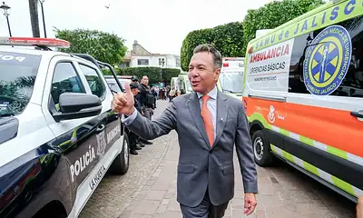 El Gobierno de Jalisco entregó 19 patrullas a 13 municipios de las regiones Sur, Sureste, Lagunas y Costa Sur, además de 12 ambulancias destinadas a localidades de la Región Sur.