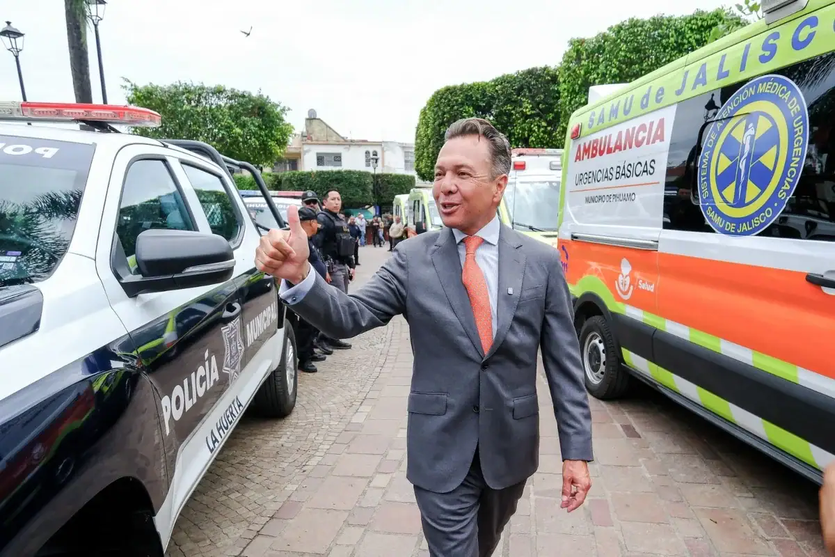 El Gobierno de Jalisco entregó 19 patrullas a 13 municipios de las regiones Sur, Sureste, Lagunas y Costa Sur, además de 12 ambulancias destinadas a localidades de la Región Sur.
